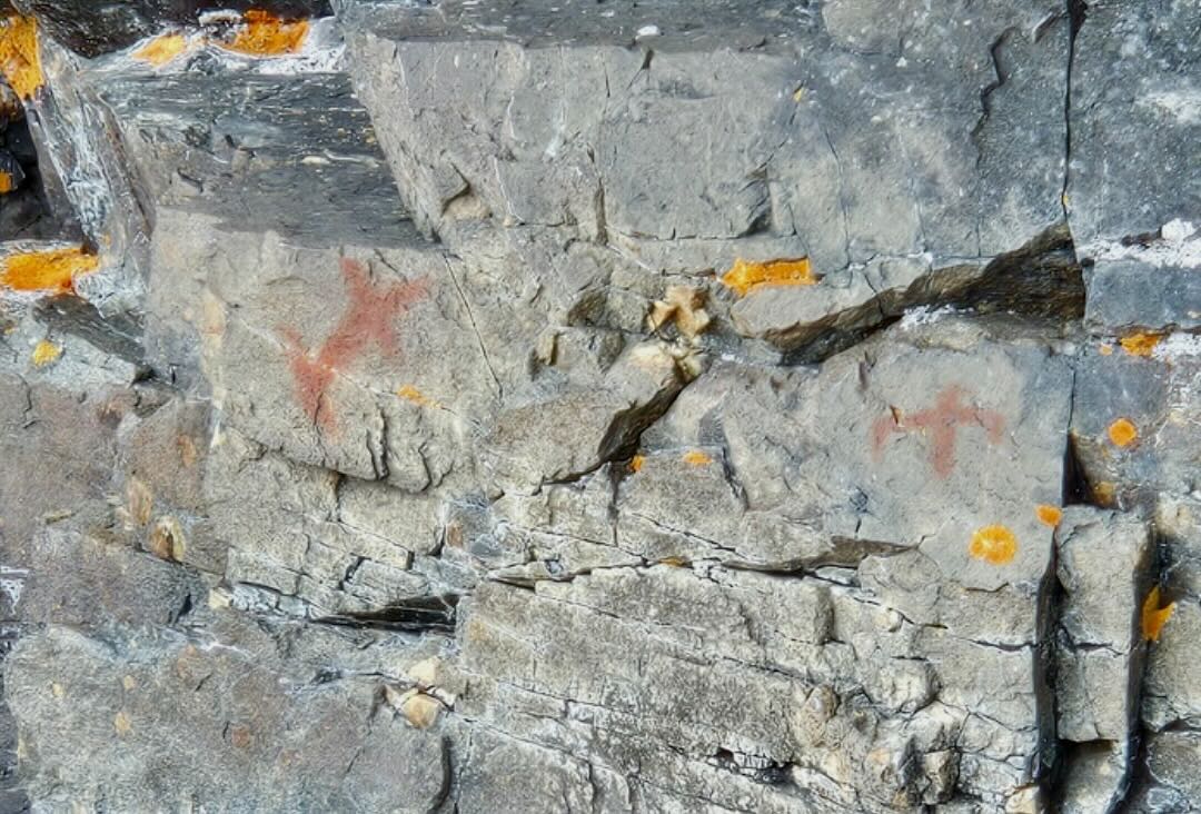 Dog Lake rock images - red colour accentuated